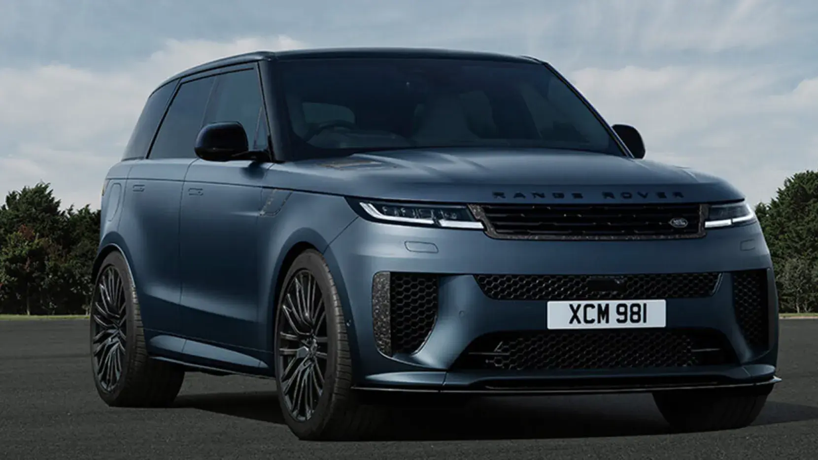 Ein Land Rover fährt auf einer Straße.